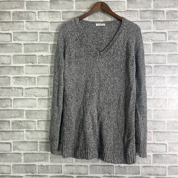 Equipment Femme Grey Ribbed Cuff V Neck Long Length Spft Sweater Sz Medium - Picture 1 of 8